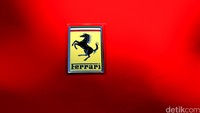 Awalnya logo Ferrari ini bukan diperuntukkan untuk Ferrari melainkan untuk Alfa Romeo, karena waktu itu Scuderia Ferrari memang belum memproduksi mobil namun hanya sebagai tim balap dari Alfa Romeo. Bahkan Enzo sendiri memulai kariernya bersama Alfa Romeo sebagai pebalap. Logo Ferrari ini terpasang pada mobil balap Alfa Romeo 8C Monza pada musim 1932. Foto: Ari Saputra