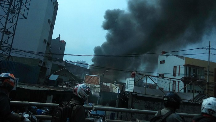 Kebakaran Melanda Permukiman Padat di Roxy