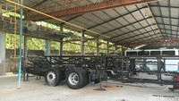 Setelah dipotong, besi dan pelat tersebut mulai dirakit menjadi pintu, tangga, flooring, tutup mesin dan keseluruhan rangkaian.
