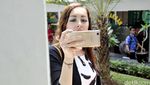 Sidang Putusan Cerai, Dewi Rezer Sibuk Main Handphone