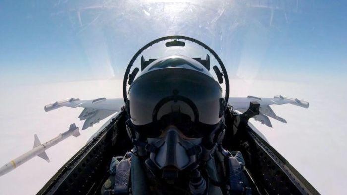 Luncurkan Rudal, Pilot Australia Selfie dari Dalam Jet