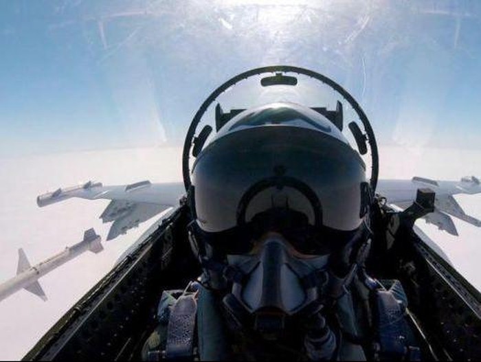 Luncurkan Rudal, Pilot Australia Selfie dari Dalam Jet