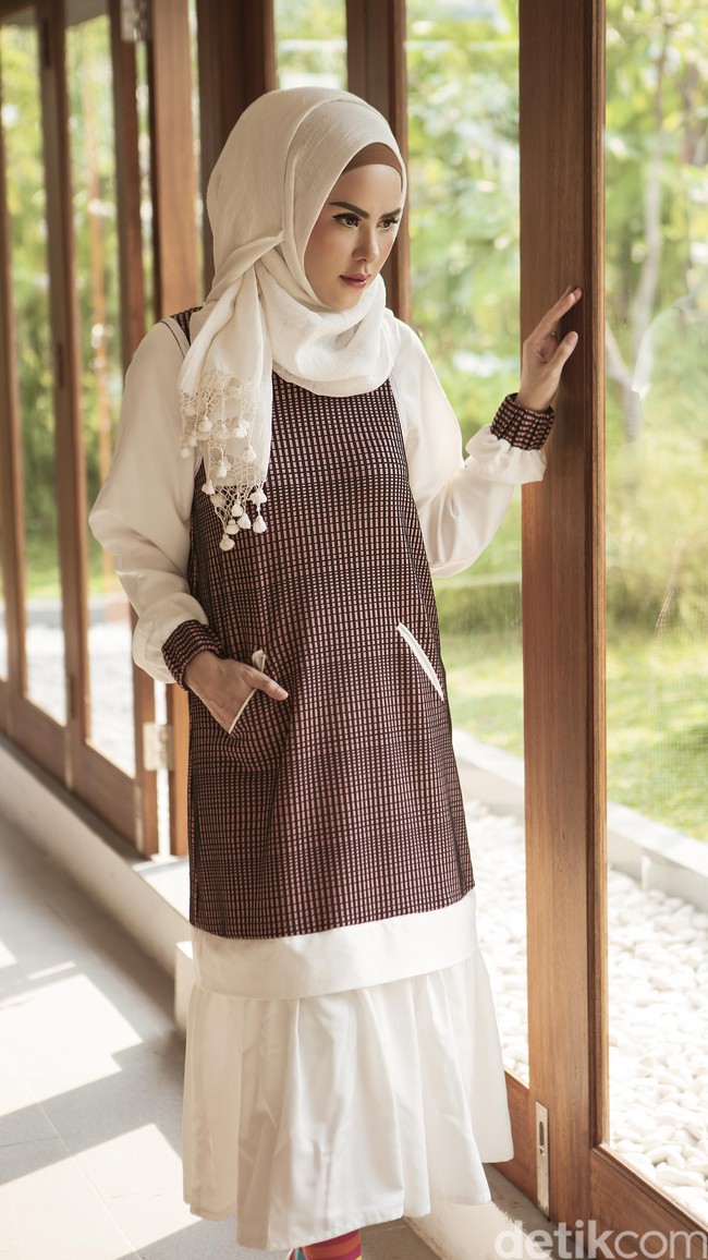 Wardrobe: Angel Lelga Label. Fotografer: Zaky Akbar. Makeup Artist: Vivi Thalib. Lokasi: Lewis & Carroll, Kebayoran Baru, Jakarta Selatan. Stylist: Kiki Oktaviani. Model: Angel Lelga.