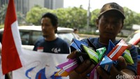 Nelayan membawa perahu kertas bertuliskan tuntutan.