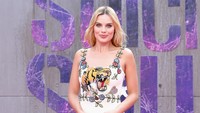 Aktris yang tengah dekat dengan Pangeran Harry itu tampil dengan dress rancangan rumah mode Gucci dengan aksen bunga dan harimau. Chris Jackson/Getty Images/detikFoto.
