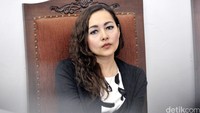 Ternyata ia sedang membuat video yang diunggah di instagram pribadi miliknya di akun @rezerdewi. Pool/Noel/detikFoto.