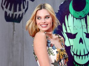 Margot Robbie Bikin Hugh Hefner Penasaran