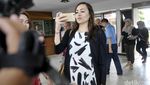 Sidang Putusan Cerai, Dewi Rezer Sibuk Main Handphone