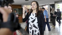 Dewi tiba pada pukul 13.00 WIB. Pool/Noel/detikFoto.