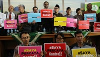 Deklarasi tersebut dilatari penetapan status Haris Azhar sebagai terlapor di Bareskrim Mabes Polri karena membocorkan testimoni gembong narkoba Freddy Budiman ke publik.
