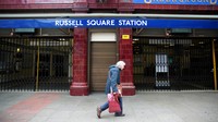 Insiden ini berawal ketika polisi setempat mendapat laporan warga soal keberadaan seorang pria bersenjatakan pisau yang menyerang beberapa orang di Russell Square, pusat kota London, pada Rabu (3/8) malam. Setibanya di lokasi kejadian, polisi menemukan 6 orang luka-luka. Neil Hall/Reuters.