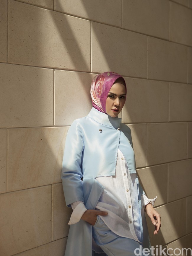 Wardrobe: Angel Lelga Label. Fotografer: Zaky Akbar. Makeup Artist: Vivi Thalib. Lokasi: Lewis & Carroll, Kebayoran Baru, Jakarta Selatan. Stylist: Kiki Oktaviani. Model: Angel Lelga.