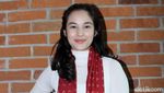 Dewi Rezer Sibuk Main Handphone, Chelsea Islan Cantik Tampil Etnik
