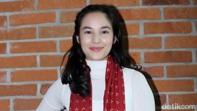 Chelsea Islan Cantik Tampil Etnik dengan Kain Lurik