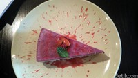 Sebagai hidangan penutup, ada Blueberry Cheesecake yang manisnya melengkapi set makan siang di Afterglow by Anglow. Penampilannya pun cantik, dan berkesan mewah (Wahyu/detikTravel)