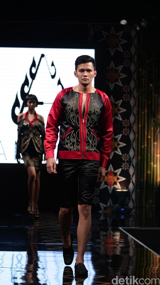 Ambah Batik by Stephany mengusung tema 50 to 50 bertempat di Ballroom Dharmawangsa Hotel. Jakarta. [Foto: Mohammad Abduh/Wolipop]