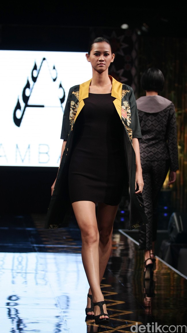 Ambah Batik by Stephany mengusung tema 50 to 50 bertempat di Ballroom Dharmawangsa Hotel. Jakarta. [Foto: Mohammad Abduh/Wolipop]