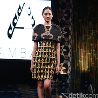 Ambah Batik by Stephany mengusung tema 50 to 50 bertempat di Ballroom Dharmawangsa Hotel. Jakarta. [Foto: Mohammad Abduh/Wolipop]