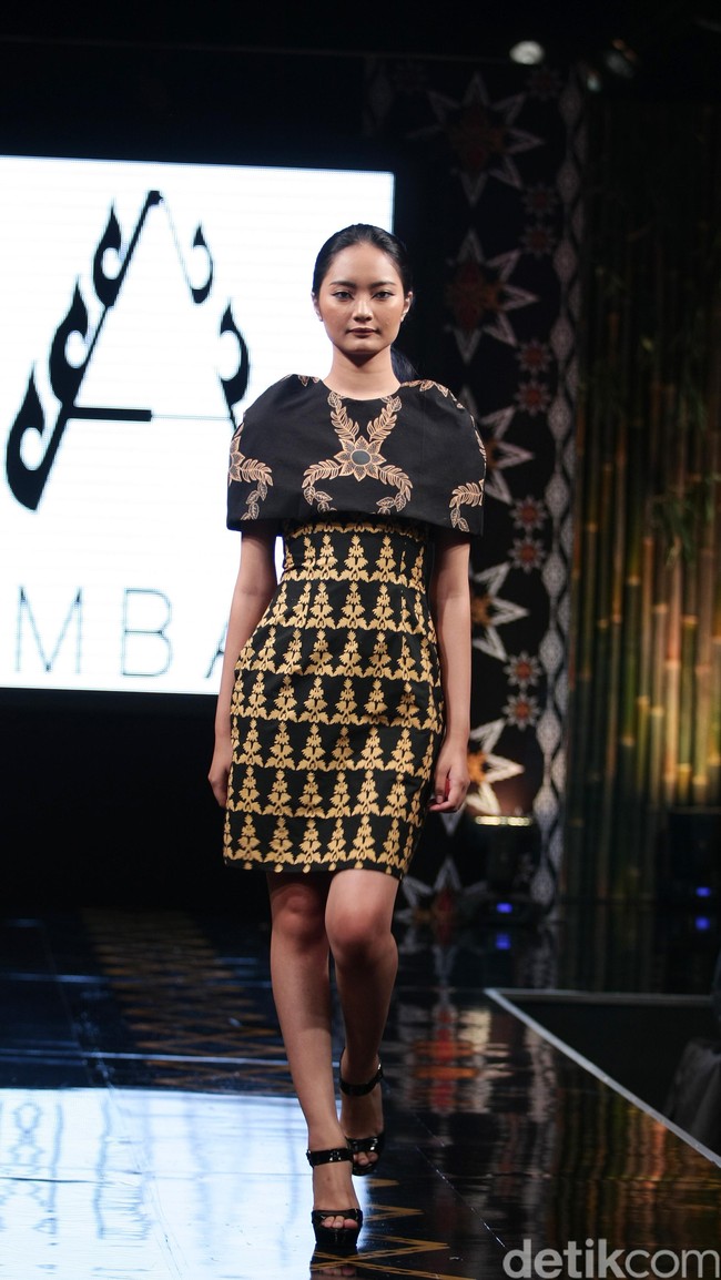 Ambah Batik by Stephany mengusung tema 50 to 50 bertempat di Ballroom Dharmawangsa Hotel. Jakarta. [Foto: Mohammad Abduh/Wolipop]