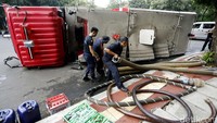 Petugas berusaha mengevakuasi mobil tersebut.