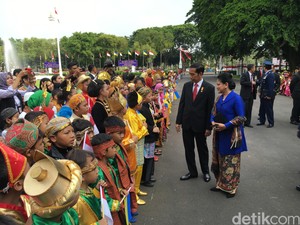 Saat Jokowi Bercanda dengan Anak SD Sambil Menunggu Kedatangan Presiden Ukraina