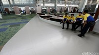 Sejumlah pekerja tengah berbincang di dalam Terminal 3 Ultimate.