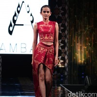 Ambah Batik by Stephany mengusung tema 50 to 50 bertempat di Ballroom Dharmawangsa Hotel. Jakarta. [Foto: Mohammad Abduh/Wolipop]