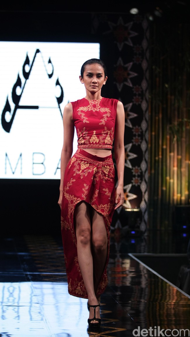 Ambah Batik by Stephany mengusung tema 50 to 50 bertempat di Ballroom Dharmawangsa Hotel. Jakarta. [Foto: Mohammad Abduh/Wolipop]