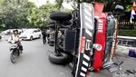 Mobil Pemadam Kebakaran Terguling di Kebayoran