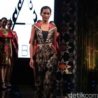 Ambah Batik by Stephany mengusung tema 50 to 50 bertempat di Ballroom Dharmawangsa Hotel. Jakarta. [Foto: Mohammad Abduh/Wolipop]