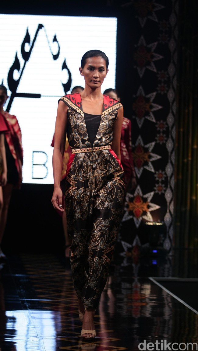 Ambah Batik by Stephany mengusung tema 50 to 50 bertempat di Ballroom Dharmawangsa Hotel. Jakarta. [Foto: Mohammad Abduh/Wolipop]