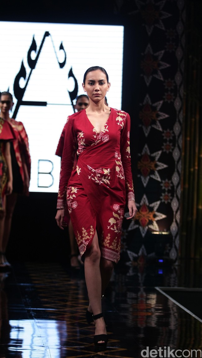 Ambah Batik by Stephany mengusung tema 50 to 50 bertempat di Ballroom Dharmawangsa Hotel. Jakarta. [Foto: Mohammad Abduh/Wolipop]