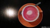 Untuk minumannya, traveler bisa coba secangkir Latte dari susu kedelai ini. Susu kedelai digunakan agar orang-orang dengan alergi laktosa bisa juga meminumnya dengan aman. Tampilannya makin cantik dengan tambahan jus buah bit, sehingga warnanya jadi pink (Wahyu/detikTravel)