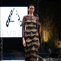 Ambah Batik by Stephany mengusung tema 50 to 50 bertempat di Ballroom Dharmawangsa Hotel. Jakarta. [Foto: Mohammad Abduh/Wolipop]