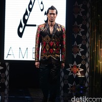 Ambah Batik by Stephany mengusung tema 50 to 50 bertempat di Ballroom Dharmawangsa Hotel. Jakarta. [Foto: Mohammad Abduh/Wolipop]