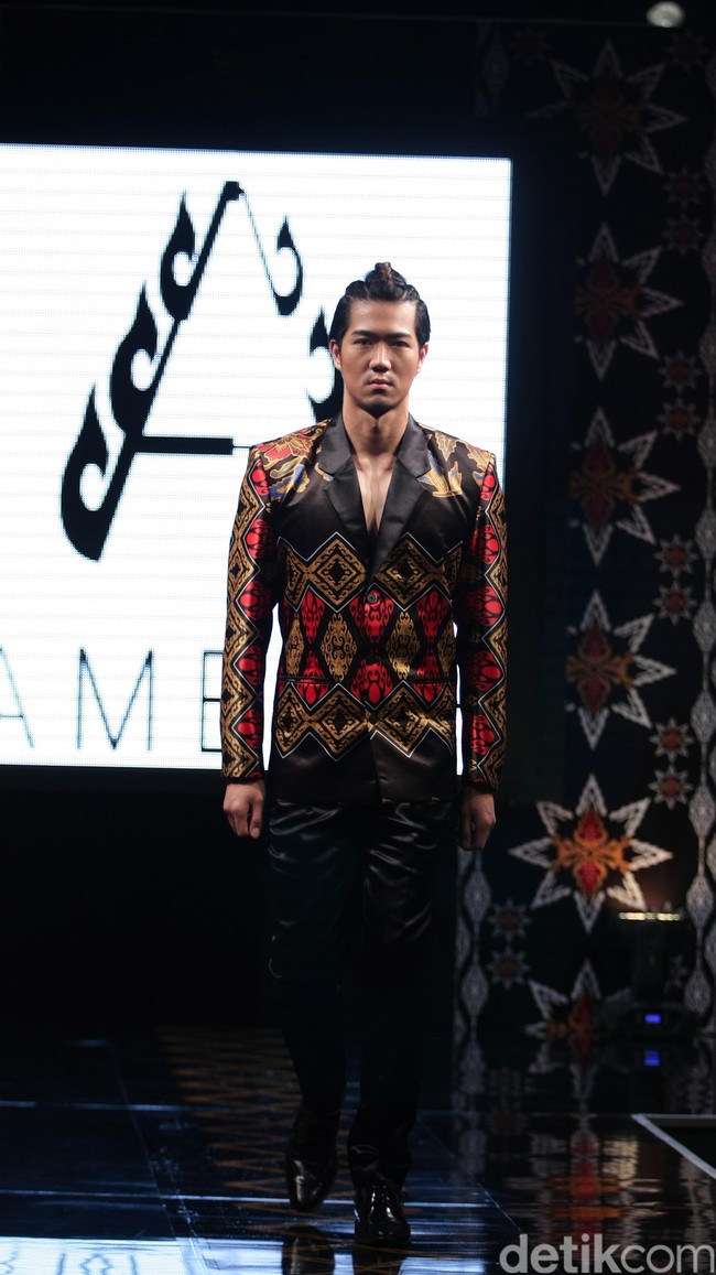 Ambah Batik by Stephany mengusung tema 50 to 50 bertempat di Ballroom Dharmawangsa Hotel. Jakarta. [Foto: Mohammad Abduh/Wolipop]