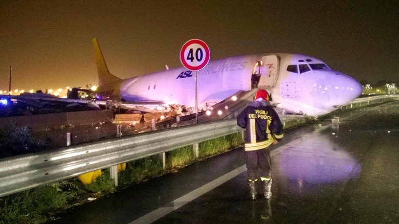 Tergelincir Saat Mendarat di Italia, Pesawat Kargo DHL Meluncur ke Jalanan Tergelincir Saat Mendarat di Italia, Pesawat Kargo DHL Meluncur ke Jalanan