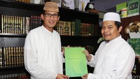 Sandiaga Uno menerima surat dukungan dari Ahmad Lutfi Fathullah di kompleks Masjid Baitul Mughni, Jakarta, Jumat (5/8/2016). 