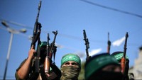 PM Hamdallah yang berkantor di Tepi Barat, berkunjung ke Gaza dengan melewati wilayah Israel. Otoritas menyebut ledakan terjadi sesaat setelah rombongan PM Hamdalah melintasi lokasi. Salah satu saksi menyebut dua mobil yang ada di bagian belakang rombongan mengalami kerusakan. (Foto: BBC World)