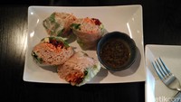 Untuk camilannya, ada Spring Roll ala Vietnam dengan isian bihun, wortel, dan irisan bit. Dicocol dengan saus cuka plus minyak zaitun, rasanya jadi sedap (Wahyu/detikTravel)