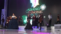 Tak ketinggalan parade busana modern juga ditampilkan para finalis.