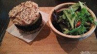 Untuk hidangan utamanya, ada beberapa pilihan, salah satunya Burger Beras Merah ini. Karena untuk vegetarian, daging di burger ini diganti dengan adonan kacang merah. Rasanya justru enak dan gurih, tak kalah dengan burger normal. (Wahyu/detikTravel)