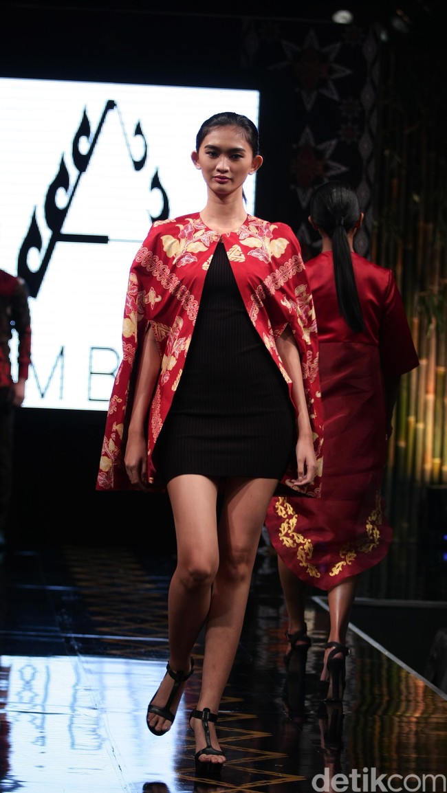 Ambah Batik by Stephany mengusung tema 50 to 50 bertempat di Ballroom Dharmawangsa Hotel. Jakarta. [Foto: Mohammad Abduh/Wolipop]