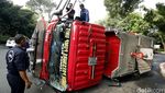 Mobil Pemadam Kebakaran Terguling di Kebayoran