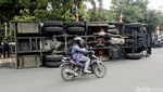 Mobil Pemadam Kebakaran Terguling di Kebayoran