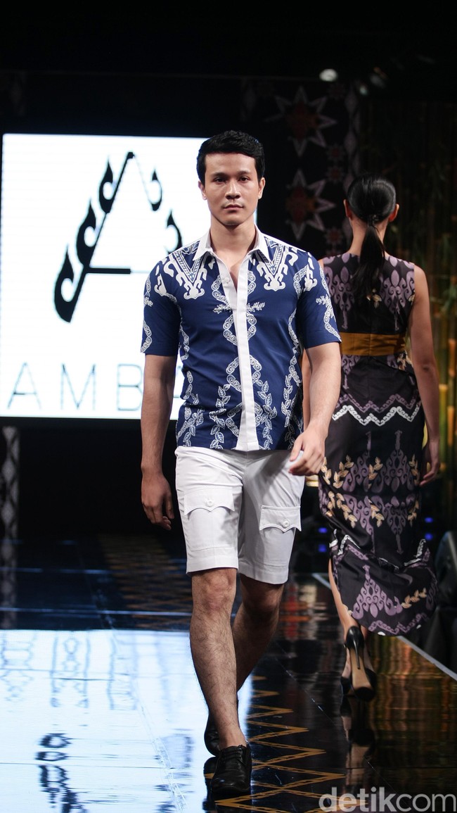 Ambah Batik by Stephany mengusung tema 50 to 50 bertempat di Ballroom Dharmawangsa Hotel. Jakarta. [Foto: Mohammad Abduh/Wolipop]