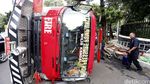 Mobil Pemadam Kebakaran Terguling di Kebayoran