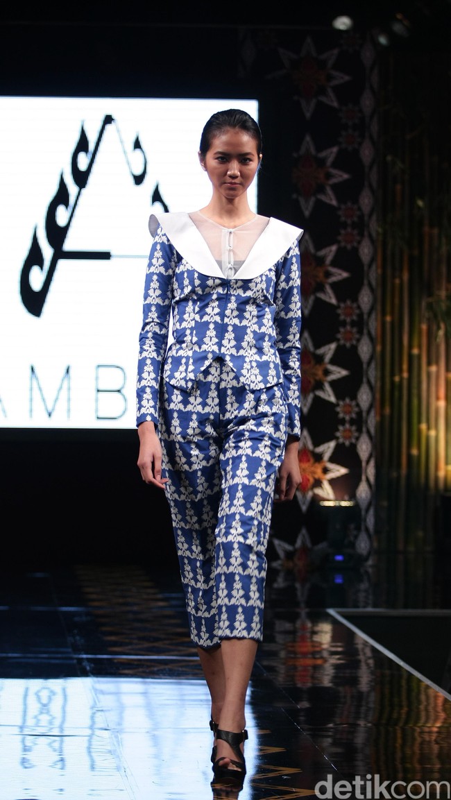 Ambah Batik by Stephany mengusung tema 50 to 50 bertempat di Ballroom Dharmawangsa Hotel. Jakarta. [Foto: Mohammad Abduh/Wolipop]