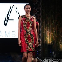 Ambah Batik by Stephany mengusung tema 50 to 50 bertempat di Ballroom Dharmawangsa Hotel. Jakarta. [Foto: Mohammad Abduh/Wolipop]