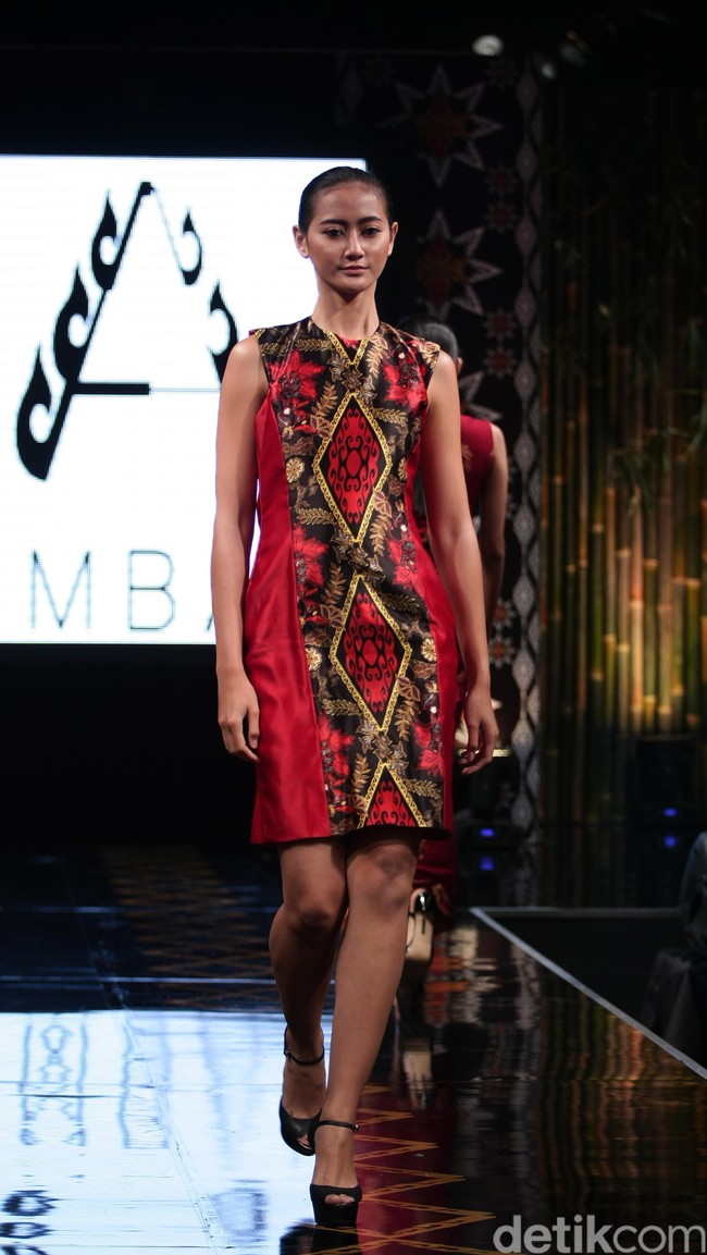 Ambah Batik by Stephany mengusung tema 50 to 50 bertempat di Ballroom Dharmawangsa Hotel. Jakarta. [Foto: Mohammad Abduh/Wolipop]